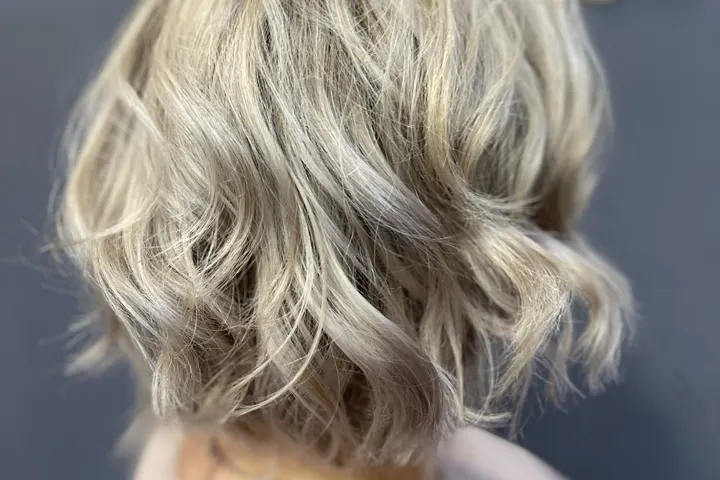 Krótkie blond fale