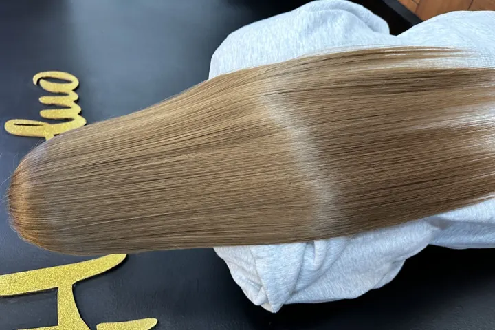 Długie proste blond włosy